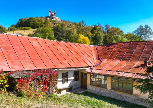 4 640m2 pozemok + 3 stavby pod Banskoštiavnickou kalváriou