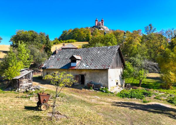 4 640m2 pozemok + 3 stavby pod Banskoštiavnickou kalváriou