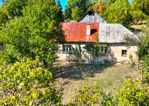 4 640m2 pozemok + 3 stavby pod Banskoštiavnickou kalváriou
