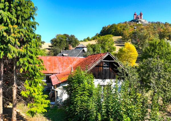 4 640m2 pozemok + 3 stavby pod Banskoštiavnickou kalváriou