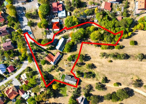 4 640m2 pozemok + 3 stavby pod Banskoštiavnickou kalváriou