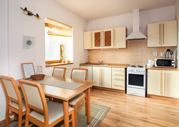 Rodinný dom s 5 bytovými jednotkami, záhradou 1600m2 a parkovaním